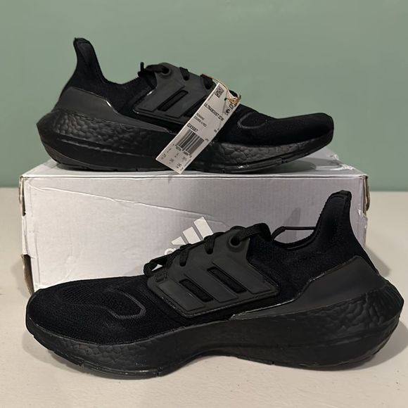 Adidas Ultraboost 22 Women Triple Black MULTIPLE SIZES BRAND NEW - Picture 2 of 5